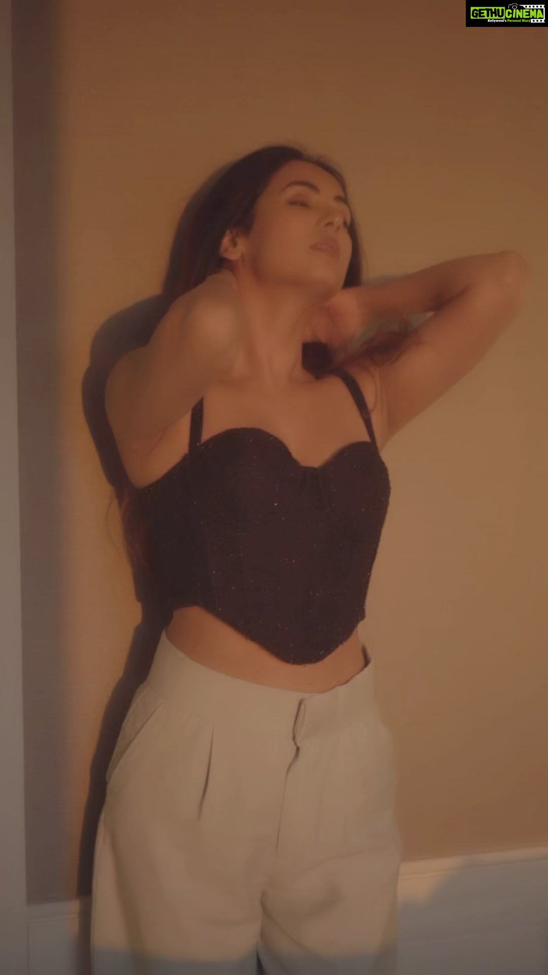 Sonal Chauhan Instagram - Sunkissed on a Sunday ☀️💋 . . . . . . . . . . . . . . . . . . . . . .🎥 @dieppj #sonalchauhan #love #sunday #mood