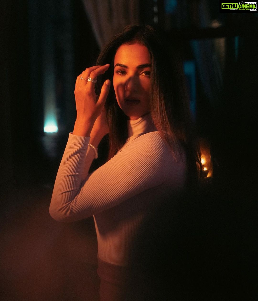Sonal Chauhan Instagram - ☀️🩷🌙 . . . . . . . . . . . . . . . . . . . . . . . . 📸 @stargaze.404 #love #sonalchauhan #sun #shadow #color #gold