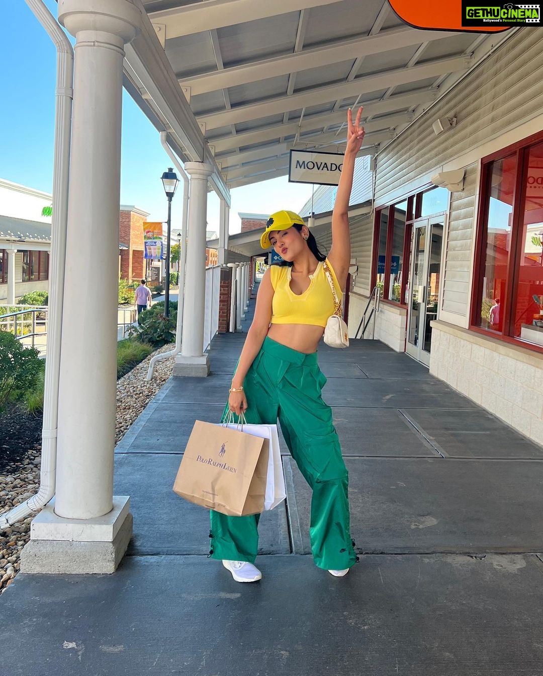 Sonal Chauhan Instagram - Hello Yellow β¦ pretty fellow ππΈπ£ . . . . . . . . . . . . . . . . . . . . . . πΈ @himanichauhan #love #sonalchauhan #laduree #washington #washingtondc #dayout #usa #travel #yellow #ootd #hat Washington D.C.