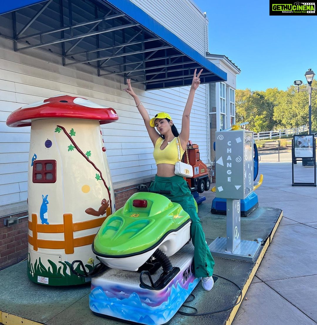 Sonal Chauhan Instagram - Green or Yellow??? Or should I stick to pastels ? 🍭🧋🍭 . . . . . . . . . . . 📸 @himanichauhan #washington #dc #sonalchauhan #love #travel #boba #bobatea #september Washington D.C.