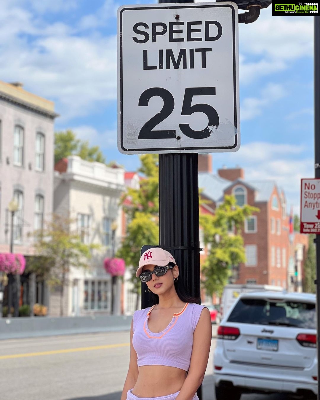 Sonal Chauhan Instagram - Day out 🍬✌🏻🍬 . . . . . . . . . . . . . . . . . . . . . . 📸 @himanichauhan #love #sonalchauhan #laduree #washington #washingtondc #dayout #usa #travel M Street, Georgetown