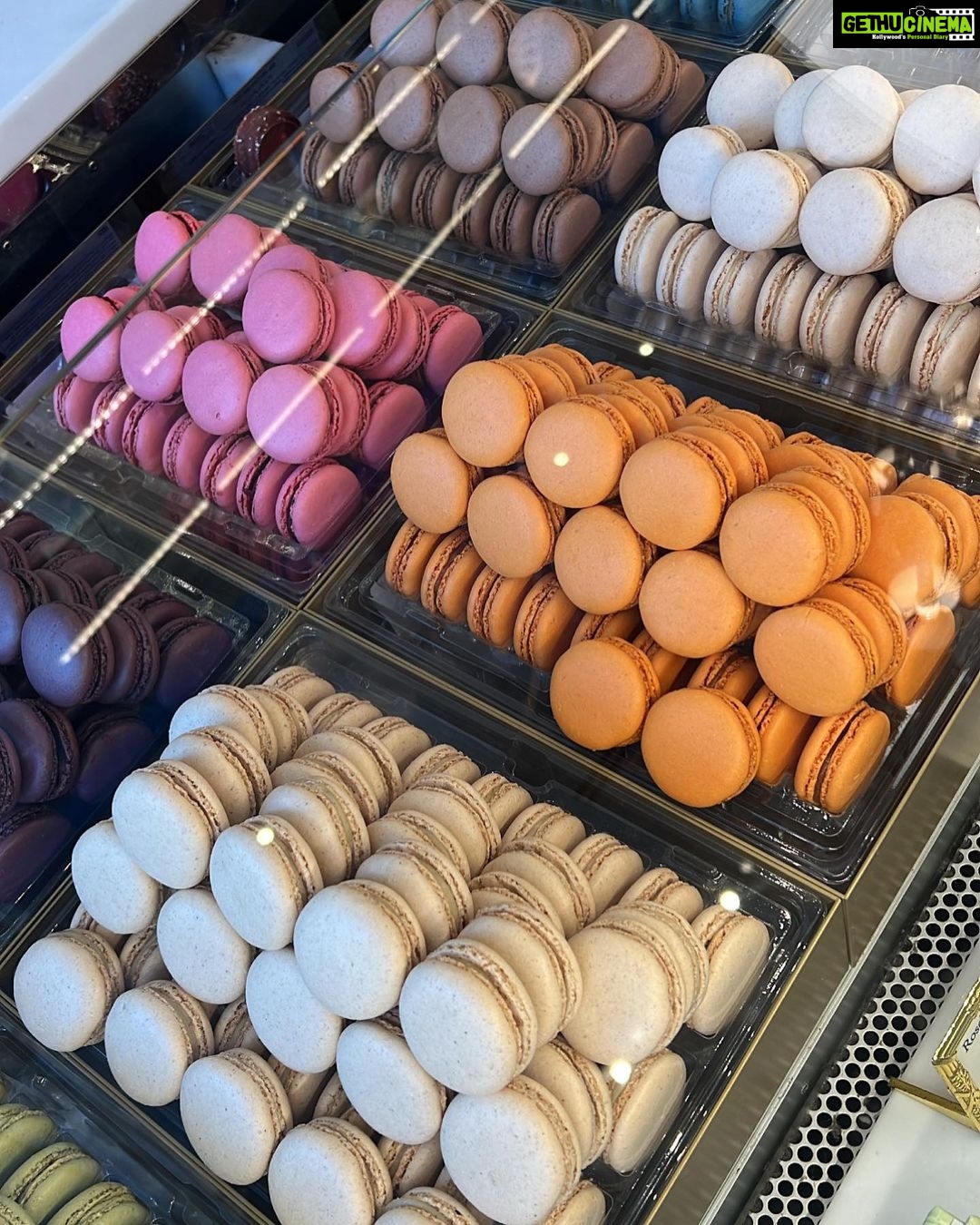 Sonal Chauhan Instagram - Day out 🍬✌🏻🍬 . . . . . . . . . . . . . . . . . . . . . . 📸 @himanichauhan #love #sonalchauhan #laduree #washington #washingtondc #dayout #usa #travel M Street, Georgetown