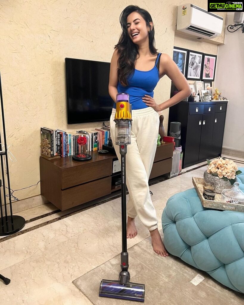 Sonal Chauhan Instagram - And that’s how happy this spectacular machine makes me!😁 There’s no novelty in saying that Dyson is the pioneer of home products - proof is the brilliant, intelligent and efficient V12 Absolut slim vacuum cleaner. The satisfaction of cleaning supported by the proof of how much dust is getting collected is genius. #DysonHome#DysonIndia #DysonV12 #gifted