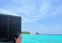 Sonal Chauhan Instagram - Walking in the beautiful Monday blue hues 🧜‍♀️🩵💦 . . . . . . . . . . . . . . . 📸 @himanichauhan #sonalchauhan #love #monday #mood #wmaldives #pool #beach #ocean #nomondayblues W Maldives