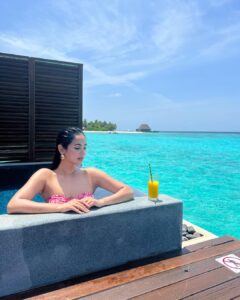 Sonal Chauhan Instagram - Walking in the beautiful Monday blue hues 🧜‍♀️🩵💦 . . . . . . . . . . . . . . . 📸 @himanichauhan #sonalchauhan #love #monday #mood #wmaldives #pool #beach #ocean #nomondayblues W Maldives