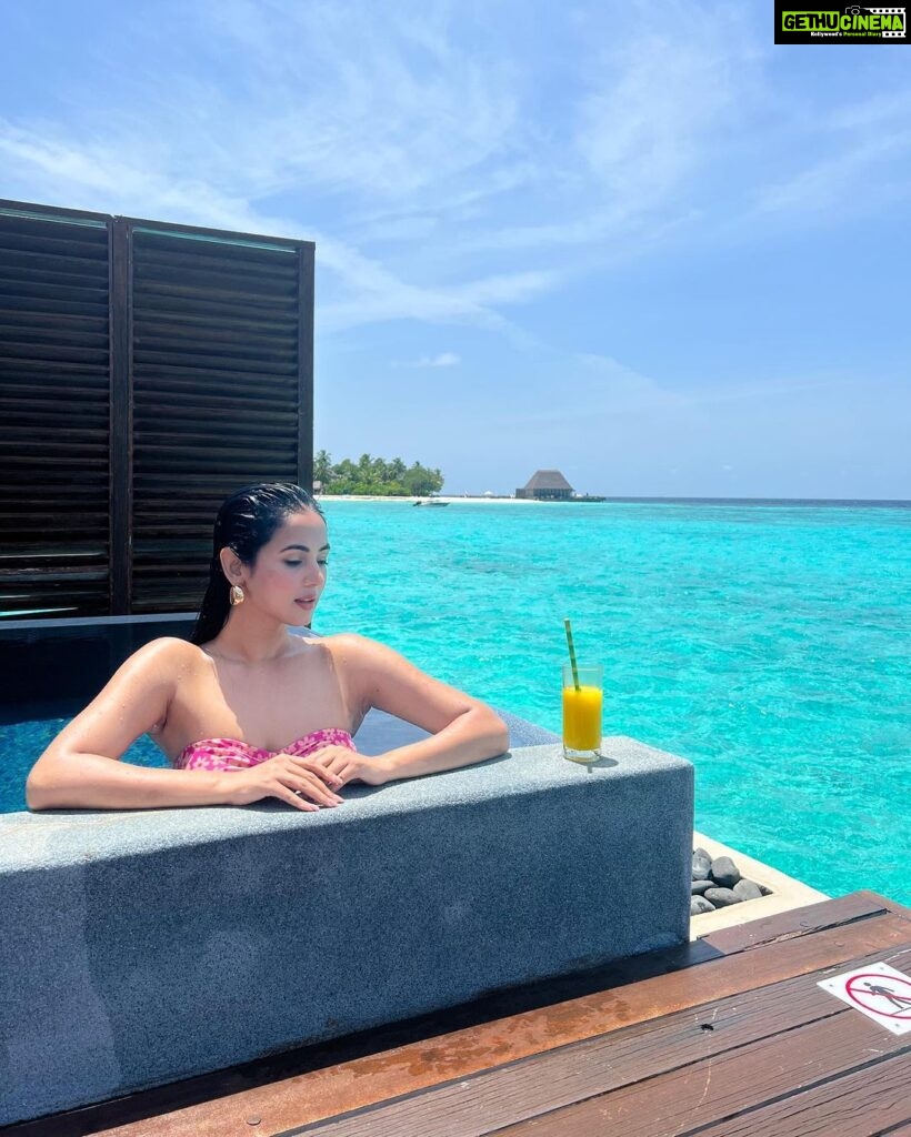 Sonal Chauhan Instagram - Walking in the beautiful Monday blue hues 🧜‍♀️🩵💦 . . . . . . . . . . . . . . . 📸 @himanichauhan #sonalchauhan #love #monday #mood #wmaldives #pool #beach #ocean #nomondayblues W Maldives