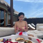 Sonal Chauhan Instagram - All day…. Everyday 🦈🧜‍♀️🍓 . . . . . . . . . . . . . . 📸 @himanichauhan #love #sonalchauhan #gold #maldives #wmaldives #pool #ocean #floatingbreakfast W Maldives