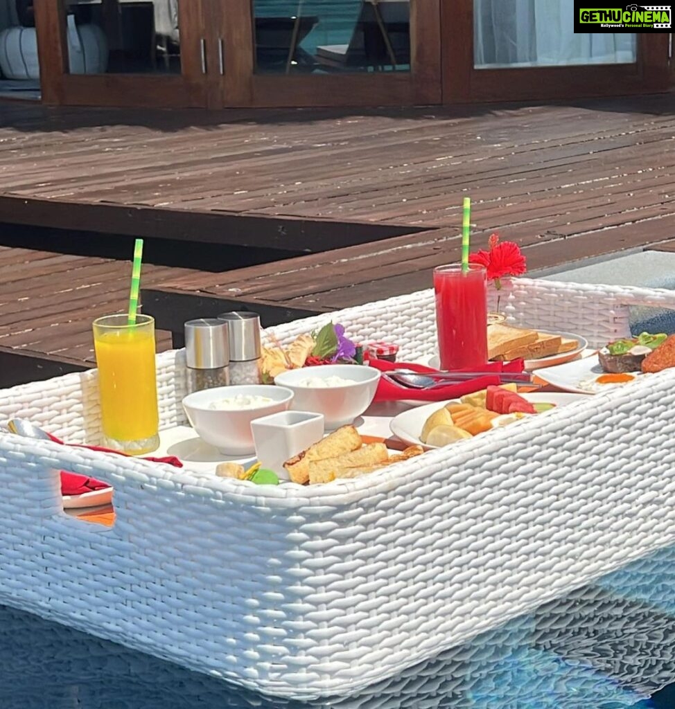 Sonal Chauhan Instagram - Breakfast in bed ? Nah …. I like mine in the pool 🍳 . . . . . . . . . . . . . . . . . . . . . . . . . . . . . . 📸 @himanichauhan #love #sonalchauhan #breakfast #floating #floatingbreakfast #maldives W Maldives