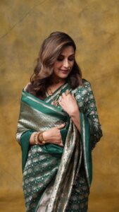 Sonali Bendre Instagram - नारी in her favourite kind of सारी 💚