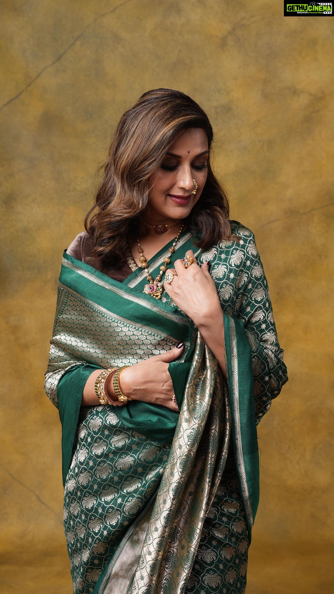 Sonali Bendre - 272.8K Likes - नारी in her favourite kind of सारी 💚