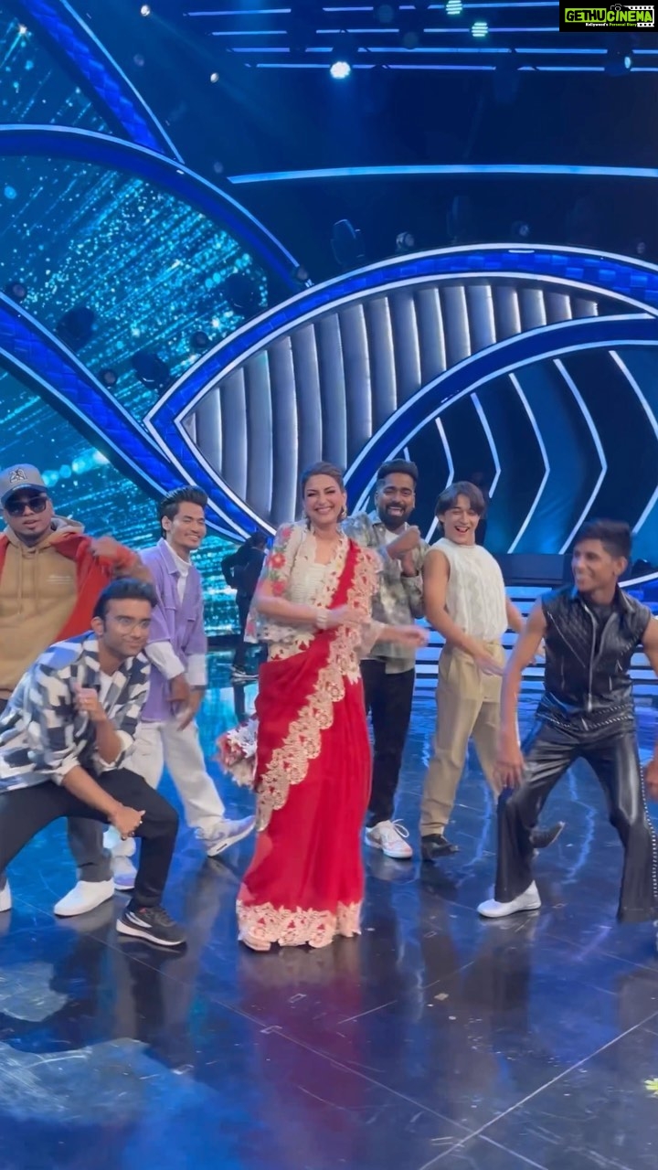 Sonali Bendre Instagram - Dance floor takeover 💃🏻❤️