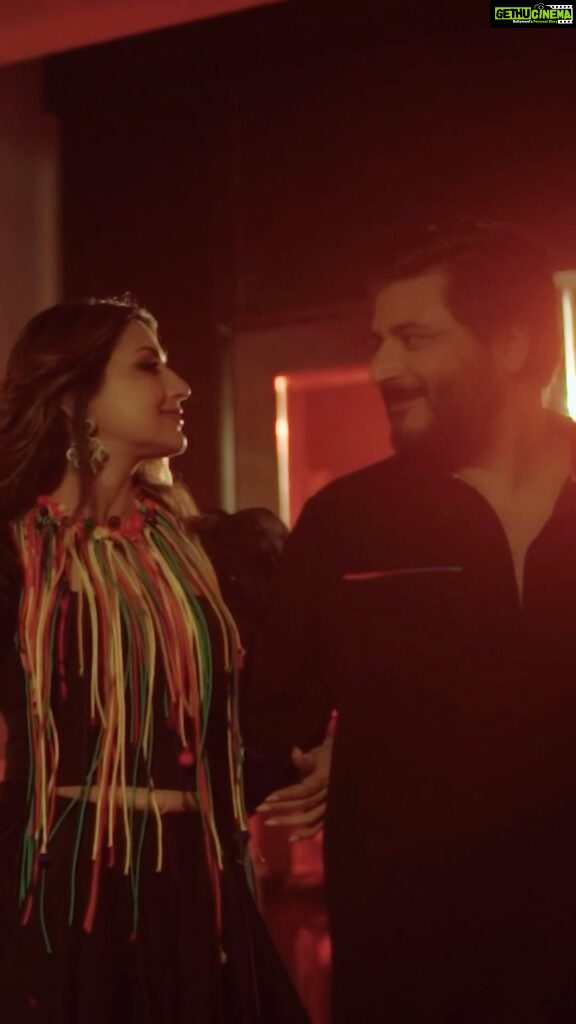Sonali Bendre Instagram - Sonali Bendre and Goldie Behl charm with their presence on the sets of #Satrangi. Speaking of Pride, the couple comment “The sooner we normalise different preferences and include love for everybody no matter whom they choose to love, the better we’ll be as a society.” @iamsonalibendre @goldiebehl Music: @burudumusic Styling: @mohitrai Assisted by: @shubhi.kumar Directed by: @siddharthjain911 HMU: @danielbaueracademy Jewellery: @renuoberoiluxuryjewellery Location: @thecharcoalproject Decor: @thedramaqueen2012 Food: @imwholesome.india Executive producer: @adityajoshi20 Director of photography: @ujwalgupta_ Assistant Director: Nairita Thakurata 2nd camera operator: Mayur Salvi Production: @akanshamaheshwari__ #satrangi #pride #pridemonth #pridecampaign #pride2023 #celebration #colours #glory #fashion #flamboyance #drama #details #identity #community #fashionforward #original #abujanisandeepkhosla #gulabobyabusandeep #abujani #sandeepkhosla