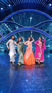 Sonali Bendre Instagram - Chhaaya hai #ReunionSong ka Nasha 🪩
Humne bhi kar liya thoda sa dance💃🏻🕺🏻
Aap bhi apne reels share kijiye fatafat📲
Kahin nikal na jaaye SUKHEE hone ka koi bhi chance ♥️🤭

Aap taiyaar hain Sukhee se milne ke liye?🫶

Watch #Sukhee in theatres from tomorrow, 22nd September.

#DontWorryBeSukhee #SukheeBhava #Nasha #IBD #1DayToGo #IndiasBestDancer