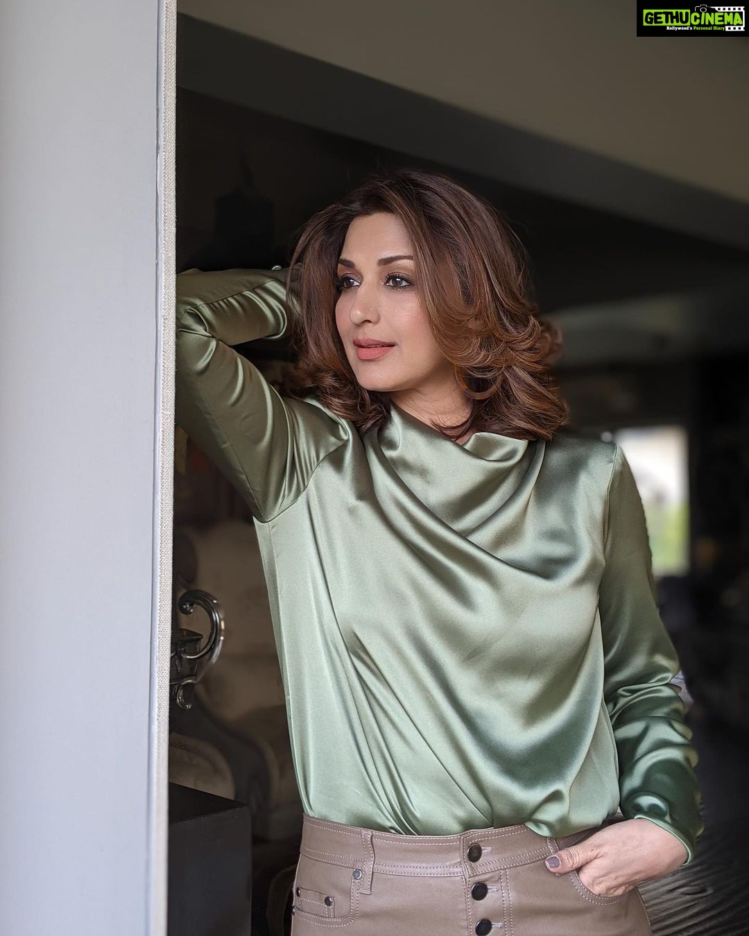 Sonali Bendre Instagram - Before and after process of glam time! 💁🏻♀️💄