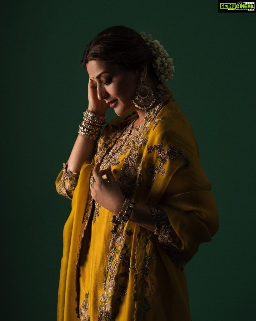 Sonali Bendre Instagram - Kajra Lagake, Gajra Sajake💛🌻 #IndiasBestDancer