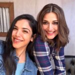 Sonali Bendre Instagram - And it's a wrap! 🎬 #TheBrokenNews Season 2 coming soon... Season 1 is streaming on @zee5 , go watch it if you haven't already! ❤️ @vinaywaikul @shriya.pilgaonkar @sanjeeta11 @jaideepahlawat @indraneilsengupta @taarukraina @gosamm @nimishalok @pragatideshmukh @bbcstudiosindia