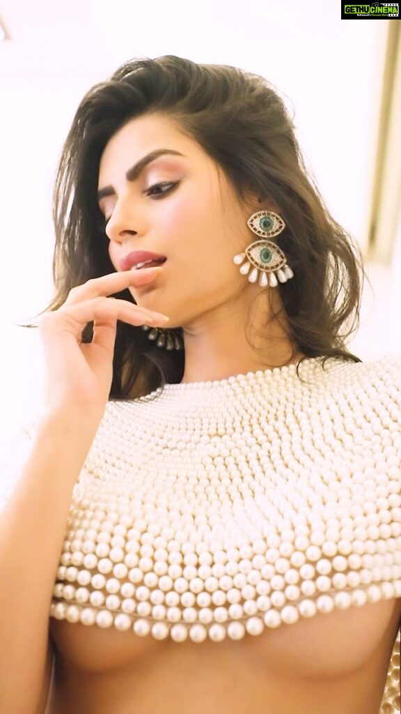 Sonali Raut Instagram - The world is your oyster. It’s up to you to find the pearls!!! Photography @ravi_bohra HUM @itsanukanwar Styling @kavita_sonchatra Pearl Necklace @dimplechawla12 Video edit @pranjali_nigudkar . . . . #actress #model #bollywood #hollywood #movie #fashion #photography #instagram #instagood #viral #new #follow #actresslife #like #s #cute #art #photoshoot #photooftheday #modellife #music #celebrity