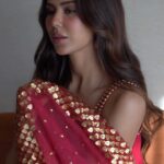 Sonam Bajwa Instagram – Wore this stunning piece from @museluxe for the premiere of Carry on Jatta 3 ❤️
Hair by @hairbyharrybajwa 
Makeup and styling me 🌝