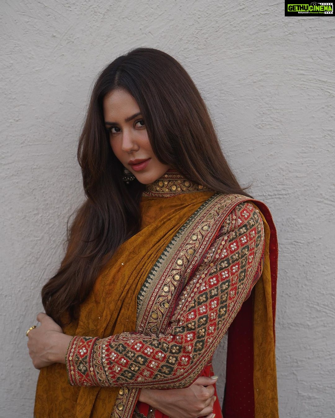 Sonam Bajwa Instagram - Aur kya dekhne ko baaqi hai, aap se dil laga ke dekh liya - Faiz Ahmad Faiz