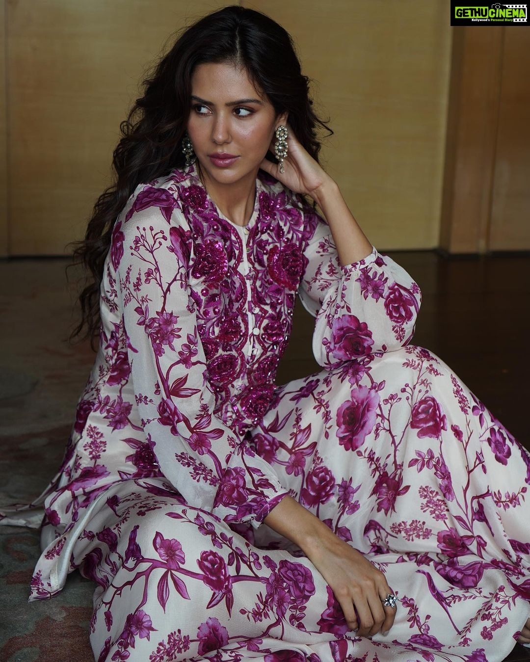 Sonam Bajwa Instagram - Wore @sachkiranbimbra for GGC promotions. Styled by me 🌝 Absolutely raw n unedited pictures