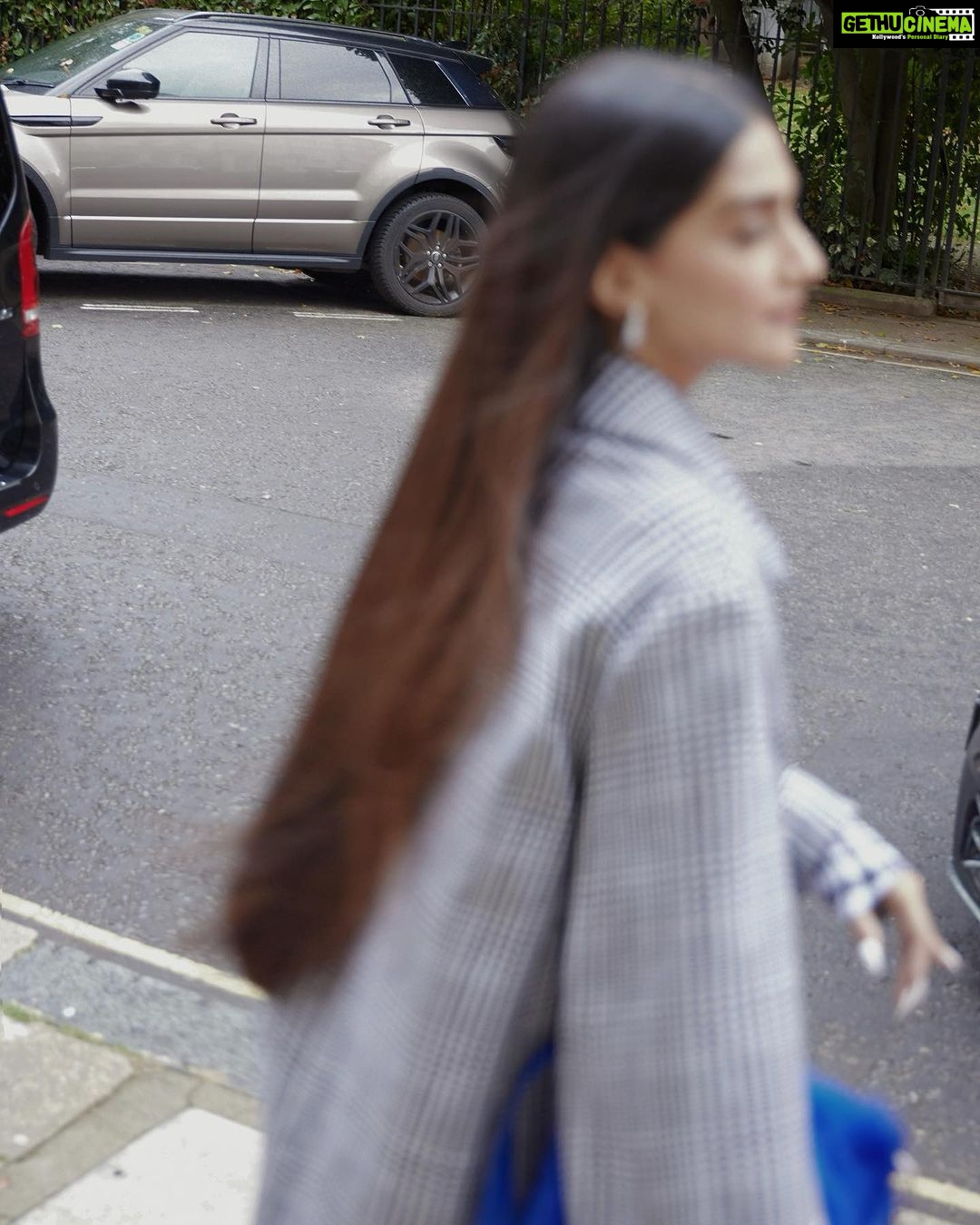 Sonam Kapoor Instagram - At the Burberry show today sporting it's newest threads. Outfit : @burberry Styled by : @rheakapoor Styling assistant: @abhilashatd Make Up : @namratasoni Hair : @hairbyreenap Publicist: @chandnimodha_ Photographer: @sashajairam London, United Kingdom