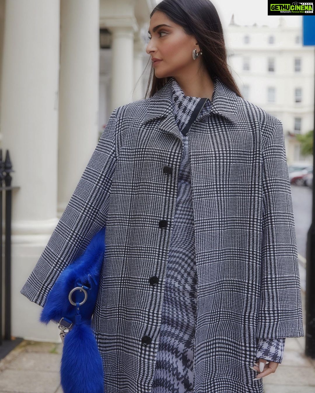 Sonam Kapoor Instagram - At the Burberry show today sporting it's newest threads. Outfit : @burberry Styled by : @rheakapoor Styling assistant: @abhilashatd Make Up : @namratasoni Hair : @hairbyreenap Publicist: @chandnimodha_ Photographer: @sashajairam London, United Kingdom
