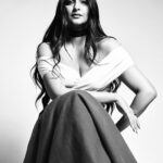 Sonam Kapoor Instagram - Painting the town red in Top : @khaite_ny Skirt and boots : @maisonalaia Styling : @rheakapoor @abhilashatd Styling intern : @niyati.__ Hair and make up : @namratasoni Photography: @thehouseofpixels @vaishnavpraveen Mumbai, Maharashtra