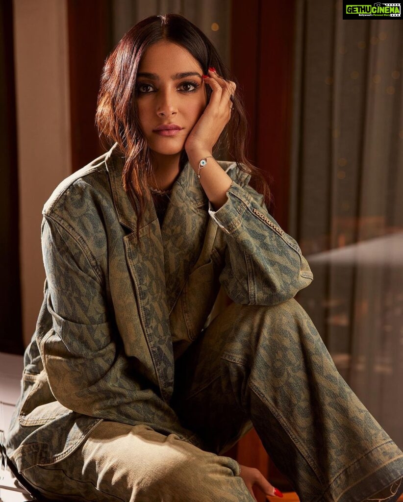 Sonam Kapoor Instagram - 💚❤️ @vegnonveg Our highly anticipated new collection launched at 11:00 AM in-stores and on vegnonveg.com The VegNonVeg leisures collection features a range of denim jeans, jean jackets and blazers with a subtle custom-made VegNonVeg monogram. The collection features heavy-weight cotton denim with laser printed VegNonVeg monogram. The washes and finishes throughout this drop are deliberately distressed to give the garments a worn-in and vintage look for an overall grunge-inspired aesthetic. #vnvfits #vegnonveg