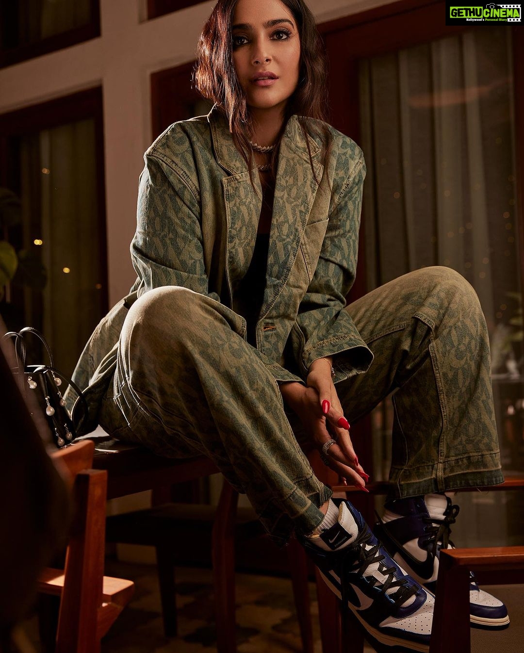 Sonam Kapoor Instagram - šā¤ļø @vegnonveg Our highly anticipated new collection launched at 11:00 AM in-stores and on vegnonveg.com The VegNonVeg leisures collection features a range of denim jeans, jean jackets and blazers with a subtle custom-made VegNonVeg monogram. The collection features heavy-weight cotton denim with laser printed VegNonVeg monogram. The washes and finishes throughout this drop are deliberately distressed to give the garments a worn-in and vintage look for an overall grunge-inspired aesthetic. #vnvfits #vegnonveg