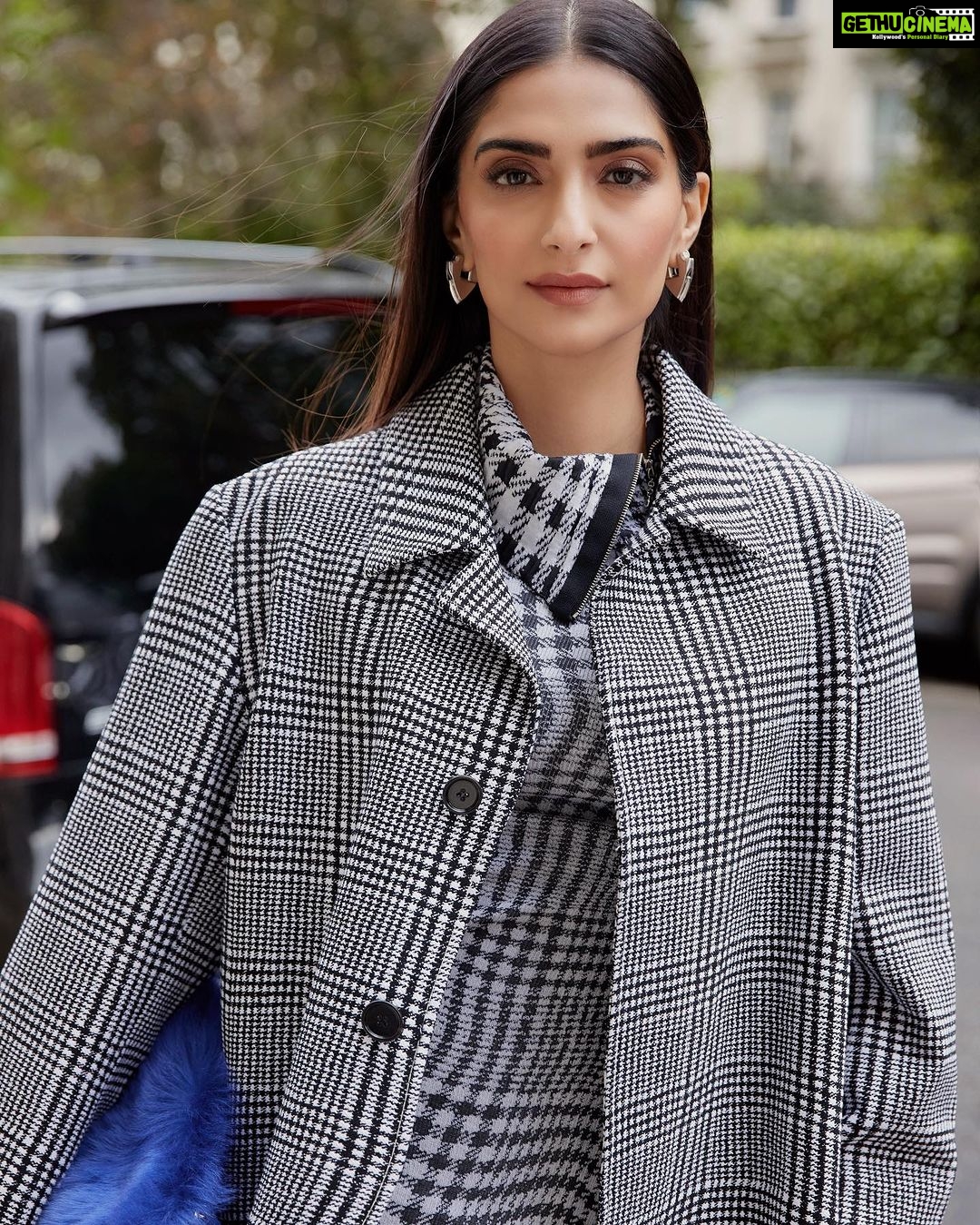 Sonam Kapoor Instagram - At the Burberry show today sporting it's newest threads. Outfit : @burberry Styled by : @rheakapoor Styling assistant: @abhilashatd Make Up : @namratasoni Hair : @hairbyreenap Publicist: @chandnimodha_ Photographer: @sashajairam London, United Kingdom