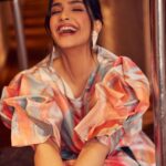 Sonam Kapoor Instagram - Went for the @the_economic_times ET Retail Fashion & Apparel Summit As a Key note speaker ! What a wonderful talk and such insightful questions! Thank you so much for having me! #walkingwithjoy❤️ #alwayshappy #alwaysfabulous #alwaysfashionable Delhi