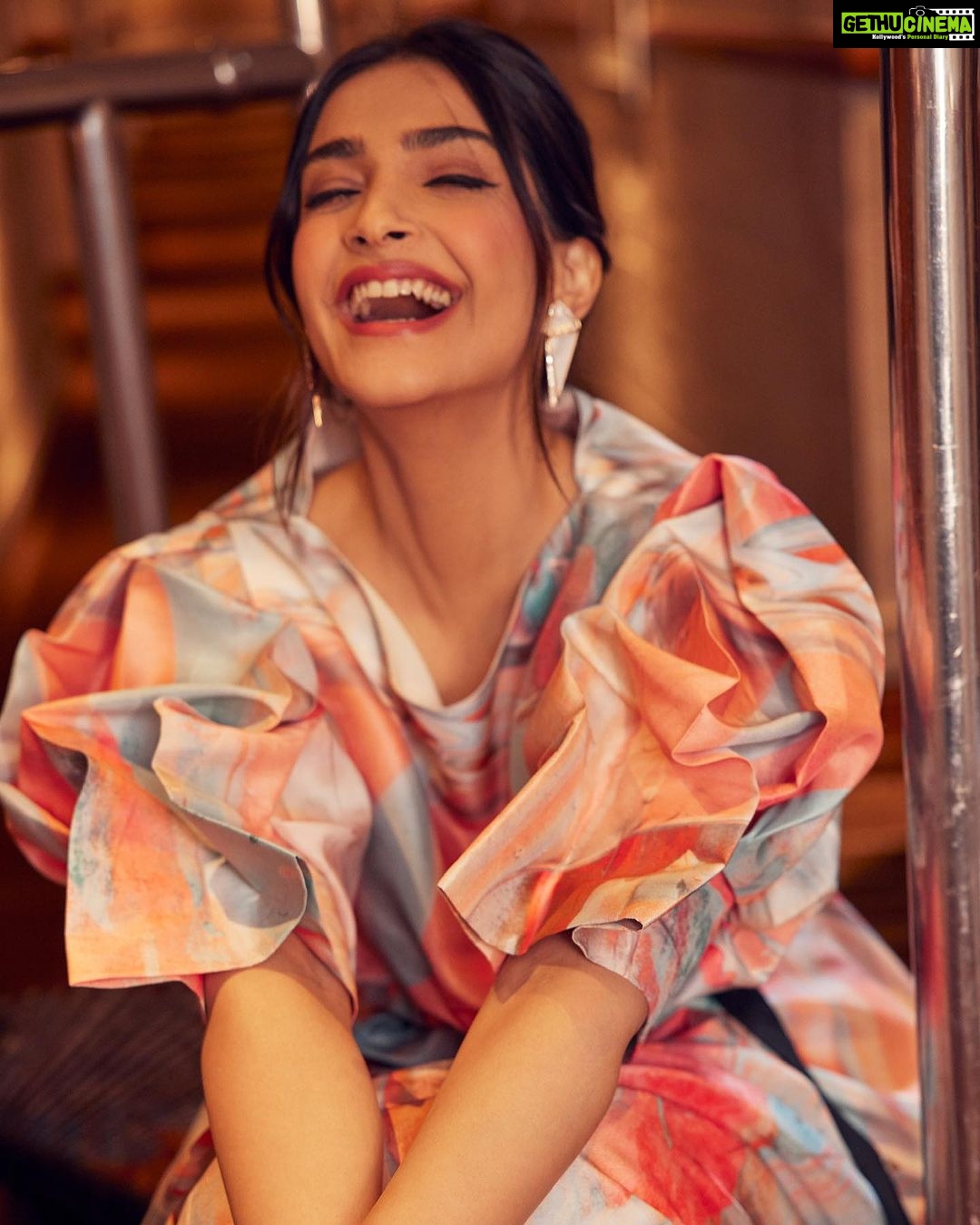 Sonam Kapoor Instagram - Went for the @the_economic_times ET Retail Fashion & Apparel Summit As a Key note speaker ! What a wonderful talk and such insightful questions! Thank you so much for having me! #walkingwithjoy❤️ #alwayshappy #alwaysfabulous #alwaysfashionable Delhi