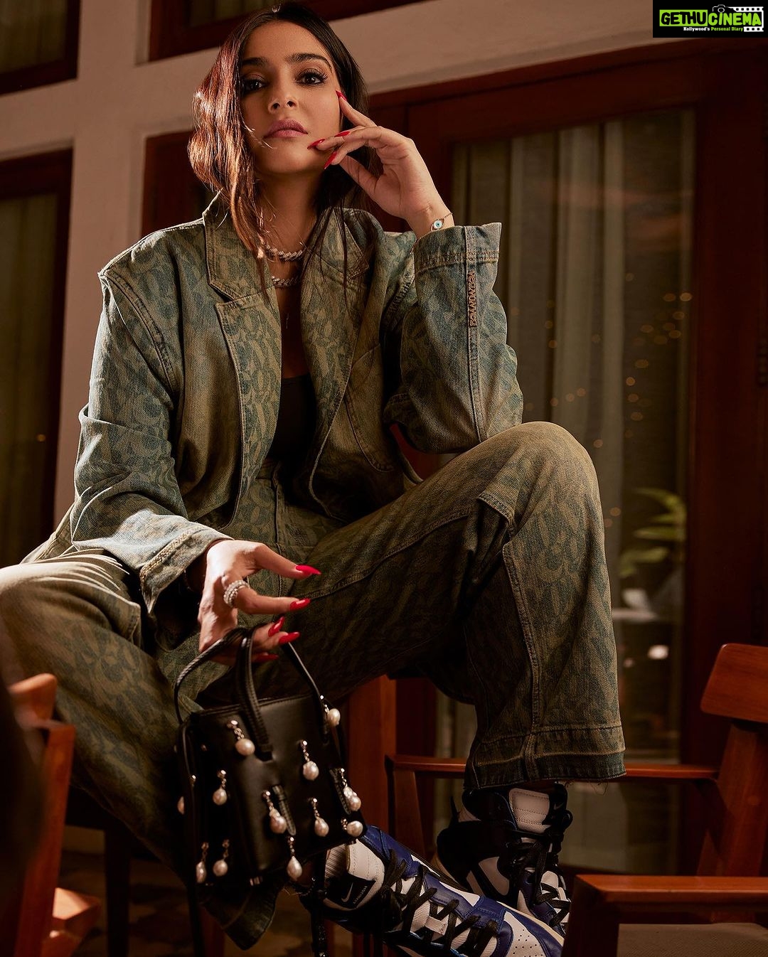 Sonam Kapoor Instagram - šā¤ļø @vegnonveg Our highly anticipated new collection launched at 11:00 AM in-stores and on vegnonveg.com The VegNonVeg leisures collection features a range of denim jeans, jean jackets and blazers with a subtle custom-made VegNonVeg monogram. The collection features heavy-weight cotton denim with laser printed VegNonVeg monogram. The washes and finishes throughout this drop are deliberately distressed to give the garments a worn-in and vintage look for an overall grunge-inspired aesthetic. #vnvfits #vegnonveg