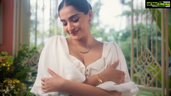 Sonam Kapoor Instagram - Delighted to present ‘My Embrace’ - Zoya’s autograph collection. When a woman fully embraces her all shades and hues, completely and endlessly, she is alive. Each piece in this collection is a celebration of this thought, sparking the joy felt in simply being yourself. Because in every moment, I love to be me. ✨ #alive #myembrace #ZoyaATATAproduct @zoyajewels