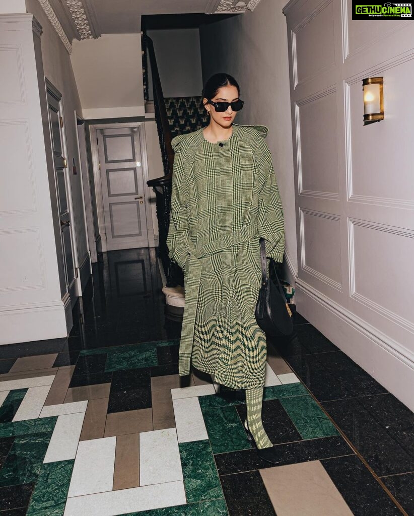 Sonam Kapoor Instagram - On my way to Wimbledon in style, donning a fabulous preview from Daniel Lee's resort 24 collection for @burberry and of course, I can't forget the latest addition to my wardrobe – the stunning Burberry knight bag from the new season. Game, set, match, and fashion-forward! Outfit @burberry Bag @burberry Sunglasses @burberry Earrings @otiumberg Styled by @rheakapoor Assisted by @prabhmalait Publicist @chandnimodha_ Hair by @aamirnaveedhair Make up by @gangamakeup Photographer @rowben_
