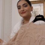 Sonam Kapoor Instagram - Sweater for the summer? #SonamKapoor says yes in a creamy feather-detailed number at #Valentino’s #ParisFashionWeek show. هل يمكن ارتداء الكنزة في الصيف؟ أجابت #سونام_كابور عن هذا السؤال بنعم عندما ارتدت إطلالة كريمية اللون ومزينة بالريش في عرض #ڤالنتينو خلال #أسبوع_باريس_للموضة.
