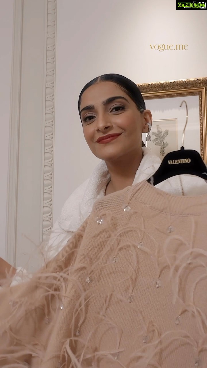 Sonam Kapoor Instagram - Sweater for the summer? #SonamKapoor says yes in a creamy feather-detailed number at #Valentino’s #ParisFashionWeek show. هل يمكن ارتداء الكنزة في الصيف؟ أجابت #سونام_كابور عن هذا السؤال بنعم عندما ارتدت إطلالة كريمية اللون ومزينة بالريش في عرض #ڤالنتينو خلال #أسبوع_باريس_للموضة.