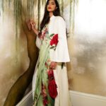 Sonam Kapoor Instagram - Representing in @rohitbalofficial for the reception at 10 Downing Street to celebrate UK india week. What a beautiful day and so happy I got to wear a sari in the gorgeous london summer. MUA @gangamakeup Hair @peteburkill Photographer @marcobahler Custom Saree - @rohitbalofficial Earrings - @dhuri_ Ring - @amrapalijewels Juttis - @fizzygoblet Styled by @rheakapoor @manishamelwani Style Team @iambidipto_ @prabhmalait @vikas_r