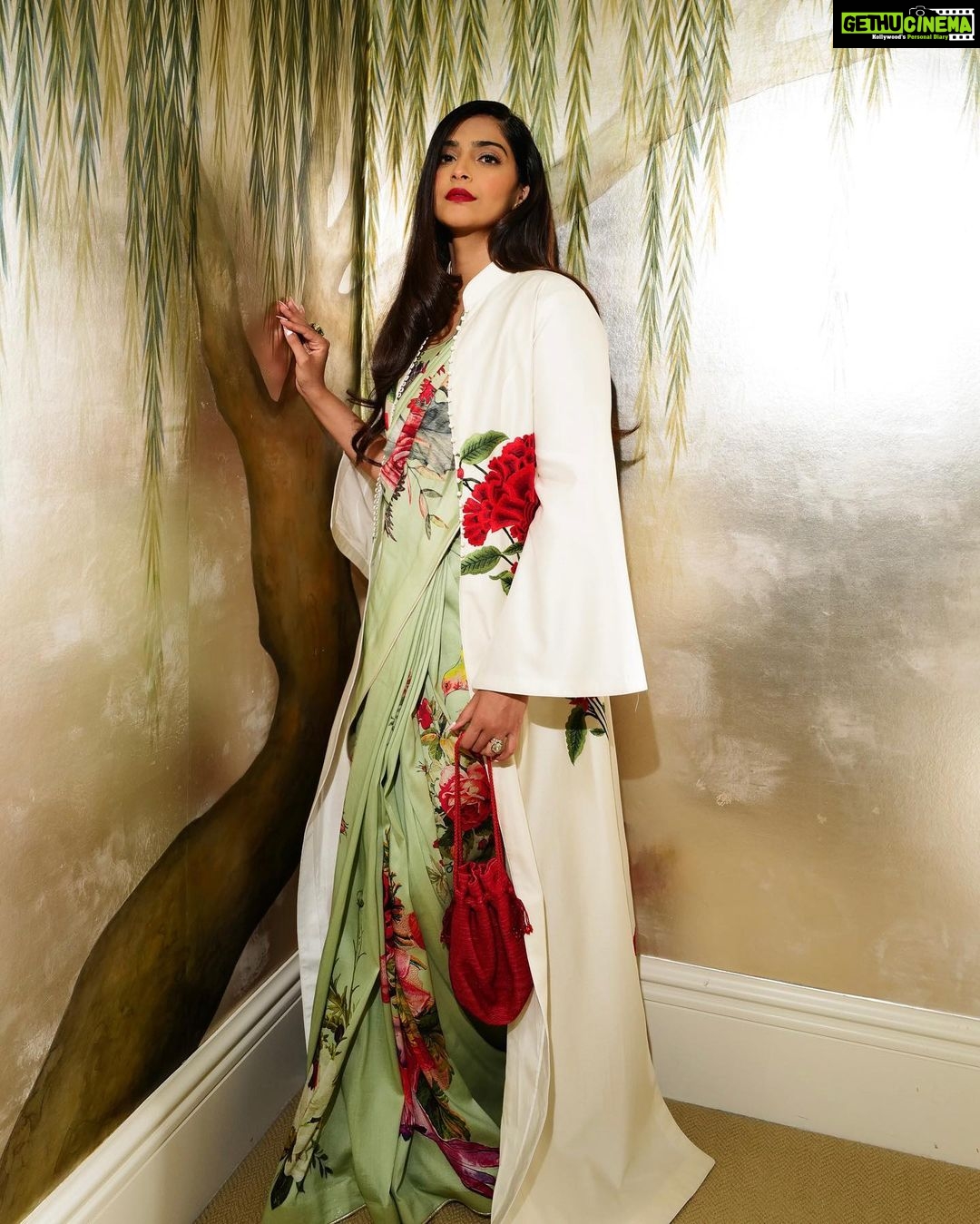 Sonam Kapoor Instagram - Representing in @rohitbalofficial for the reception at 10 Downing Street to celebrate UK india week. What a beautiful day and so happy I got to wear a sari in the gorgeous london summer. MUA @gangamakeup Hair @peteburkill Photographer @marcobahler Custom Saree - @rohitbalofficial Earrings - @dhuri_ Ring - @amrapalijewels Juttis - @fizzygoblet Styled by @rheakapoor @manishamelwani Style Team @iambidipto_ @prabhmalait @vikas_r