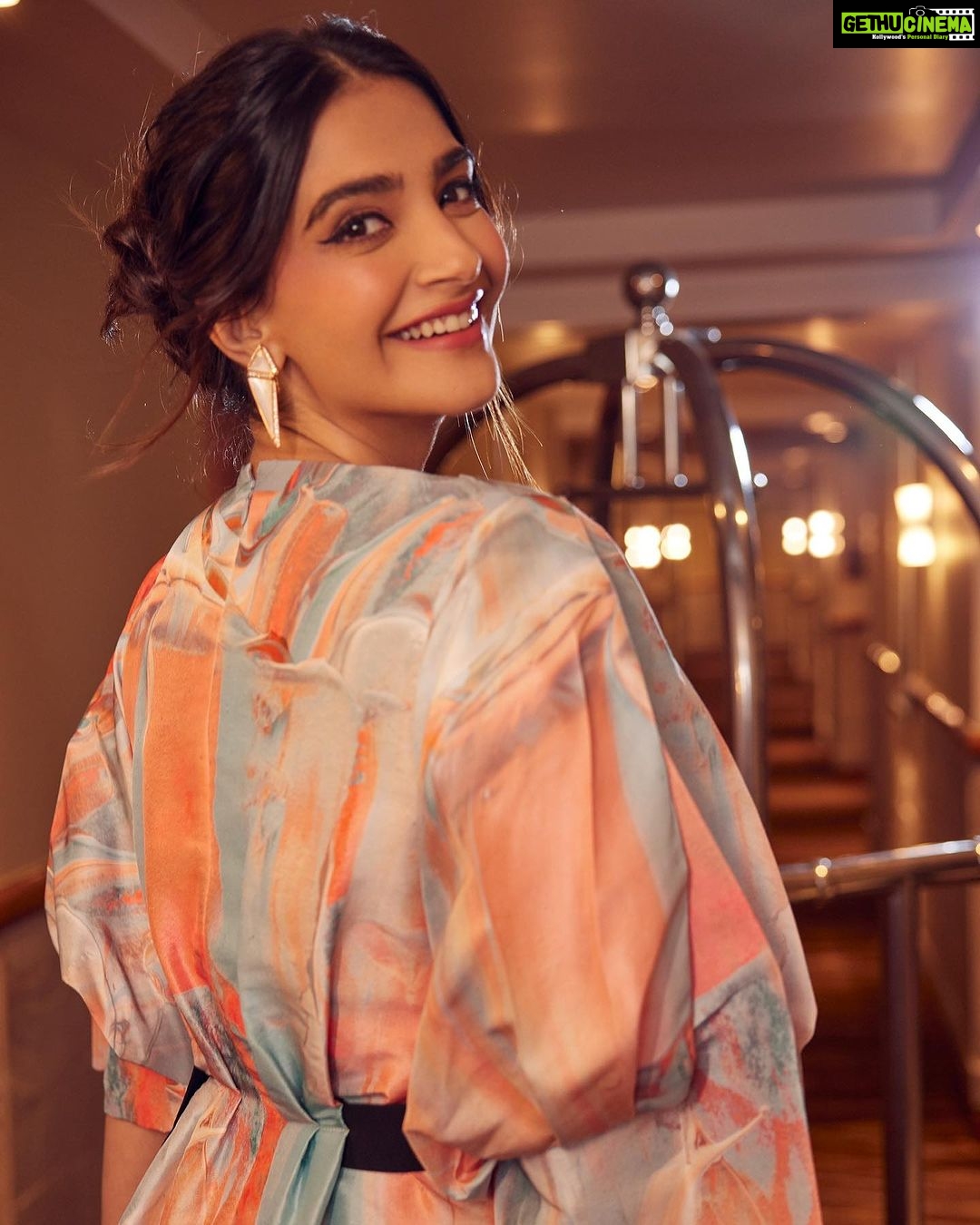 Sonam Kapoor Instagram - Went for the @the_economic_times ET Retail Fashion & Apparel Summit As a Key note speaker ! What a wonderful talk and such insightful questions! Thank you so much for having me! #walkingwithjoy❤️ #alwayshappy #alwaysfabulous #alwaysfashionable Delhi