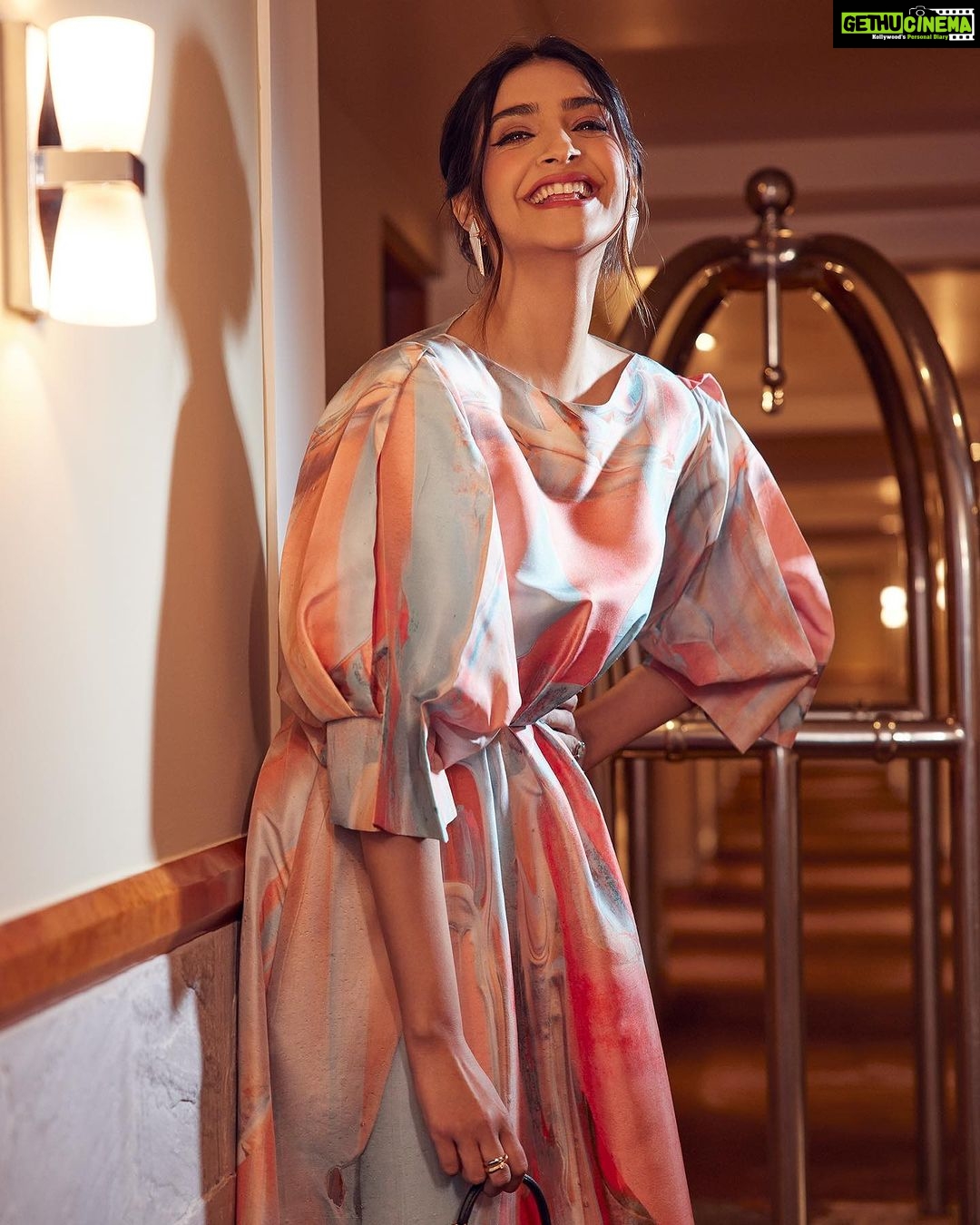 Sonam Kapoor Instagram - Went for the @the_economic_times ET Retail Fashion & Apparel Summit As a Key note speaker ! What a wonderful talk and such insightful questions! Thank you so much for having me! #walkingwithjoy❤️ #alwayshappy #alwaysfabulous #alwaysfashionable Delhi