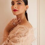 Sonam Kapoor Instagram - Valentino! @maisonvalentino @pppiccioli what a beautiful show Pierpaolo , thank you for having me there.. 😍👏