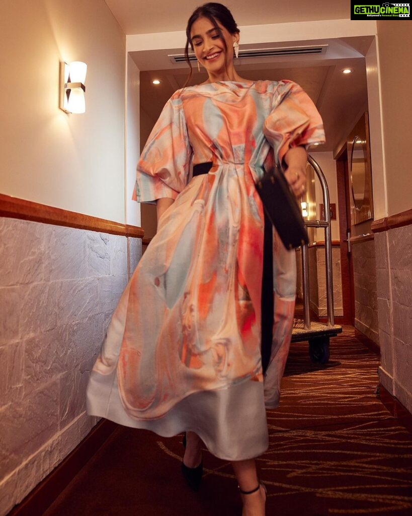 Sonam Kapoor Instagram - Went for the @the_economic_times ET Retail Fashion & Apparel Summit As a Key note speaker ! What a wonderful talk and such insightful questions! Thank you so much for having me! #walkingwithjoy❤️ #alwayshappy #alwaysfabulous #alwaysfashionable Delhi