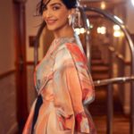 Sonam Kapoor Instagram - Went for the @the_economic_times ET Retail Fashion & Apparel Summit As a Key note speaker ! What a wonderful talk and such insightful questions! Thank you so much for having me! #walkingwithjoy❤️ #alwayshappy #alwaysfabulous #alwaysfashionable Delhi