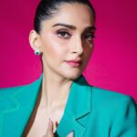 Sonam Kapoor Instagram - Sexy,Tall and Strong 💪 #thankyouforcoming #youreenough #riserebelrepeat Mumbai, Maharashtra