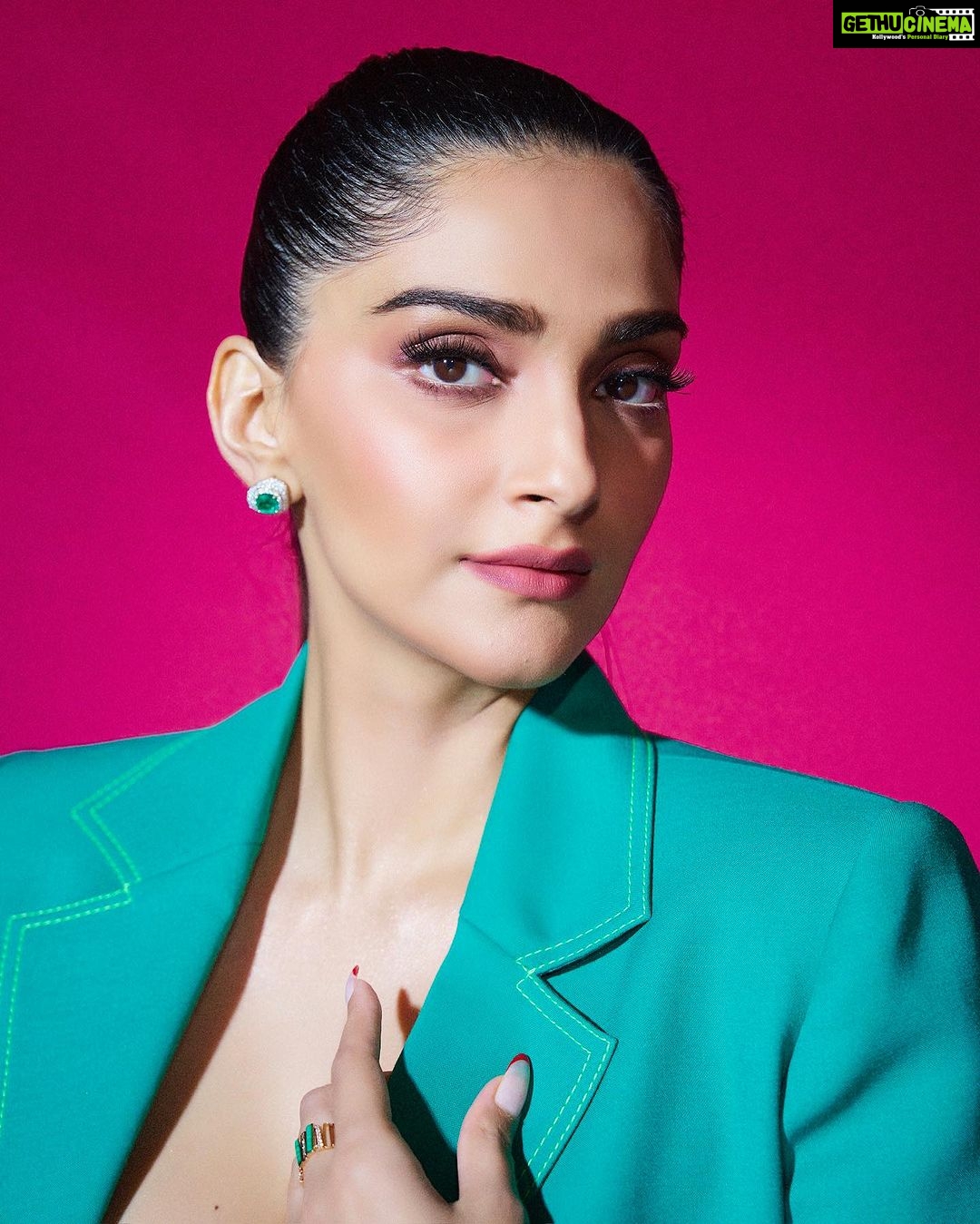 Sonam Kapoor Instagram - Sexy,Tall and Strong 💪 #thankyouforcoming #youreenough #riserebelrepeat Mumbai, Maharashtra