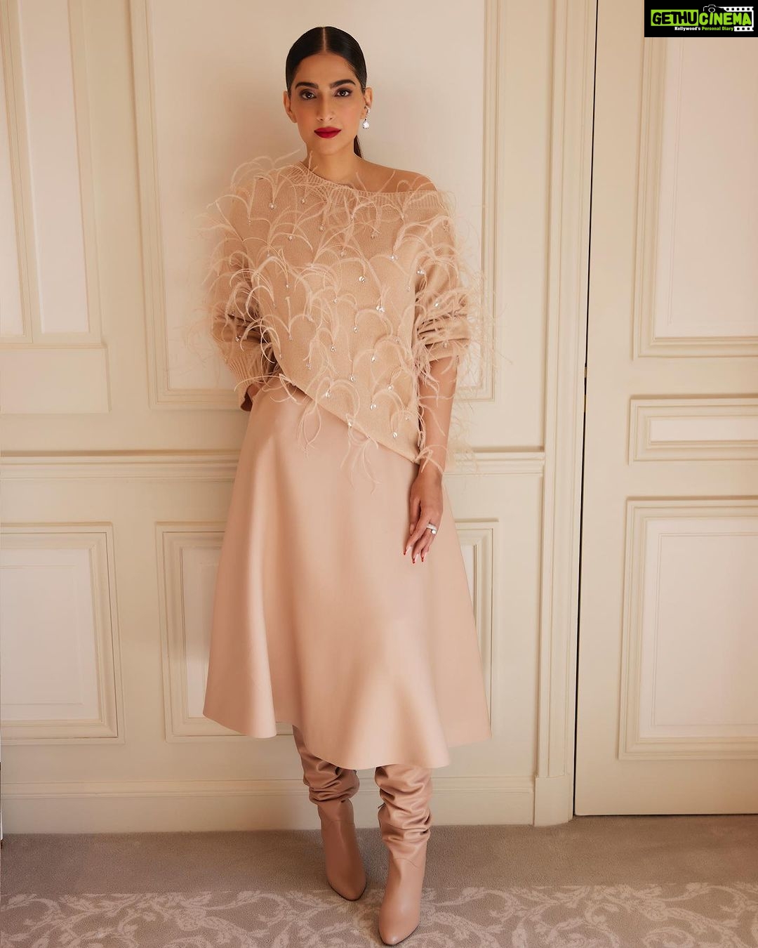 Sonam Kapoor Instagram - Valentino! @maisonvalentino @pppiccioli what a beautiful show Pierpaolo , thank you for having me there.. 😍👏