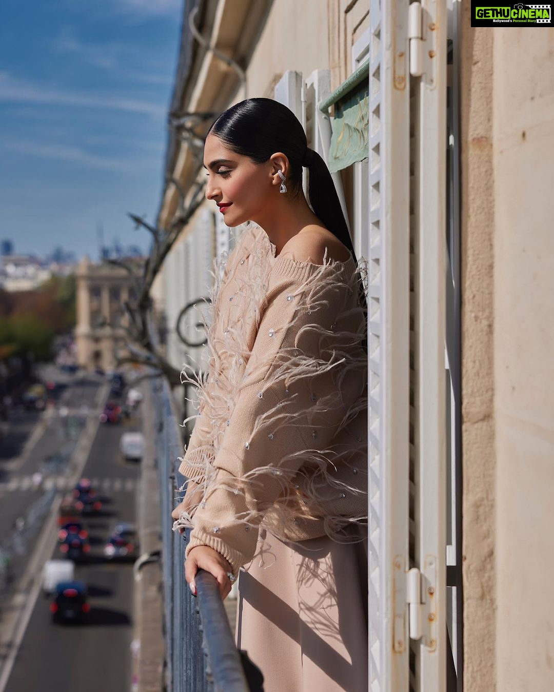 Sonam Kapoor Instagram - Valentino! @maisonvalentino @pppiccioli what a beautiful show Pierpaolo , thank you for having me there.. 😍👏