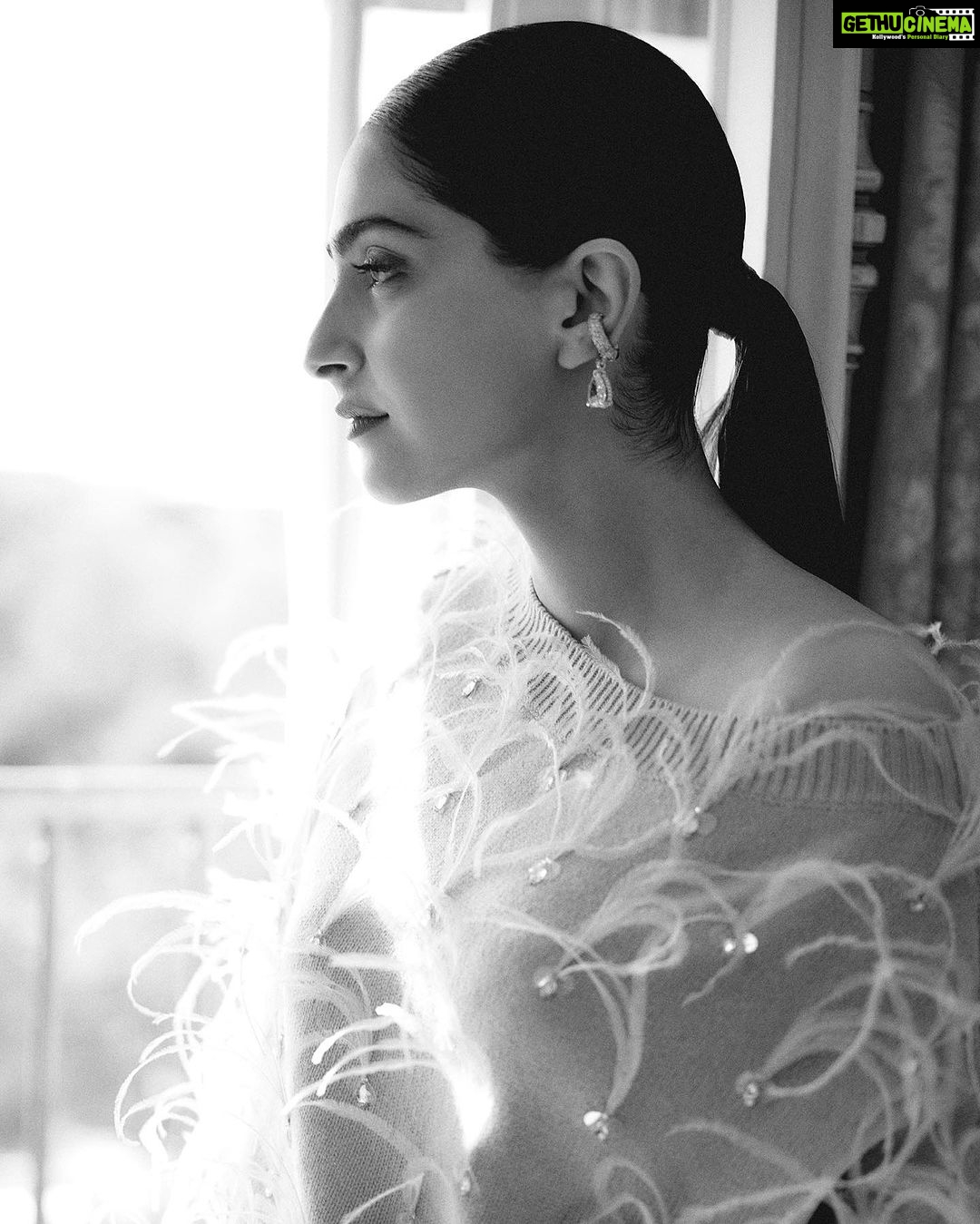 Sonam Kapoor Instagram - Valentino! @maisonvalentino @pppiccioli what a beautiful show Pierpaolo , thank you for having me there.. 😍👏