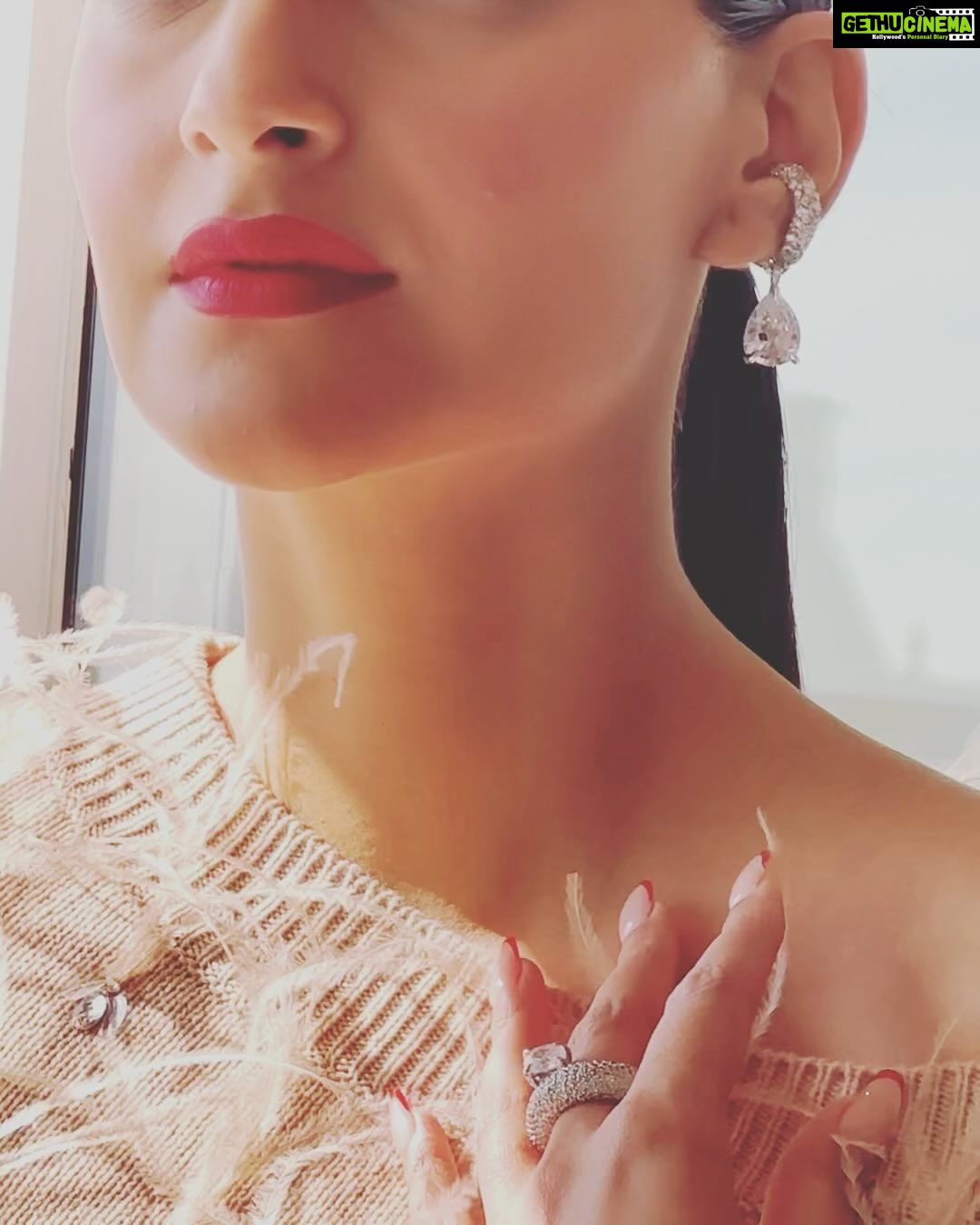 Sonam Kapoor Instagram - Valentino! @maisonvalentino @pppiccioli what a beautiful show Pierpaolo , thank you for having me there.. 😍👏
